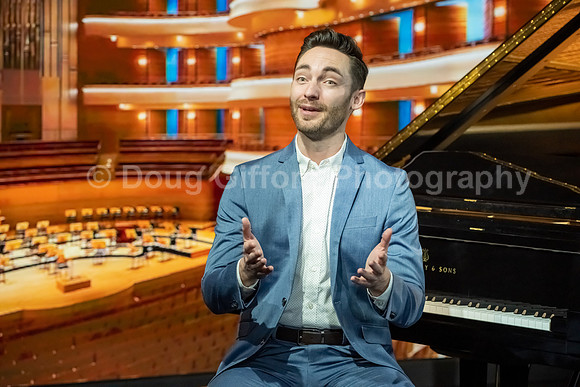 Pacific Symphony 2023-24 Pops Conductor, Enrico Lopez-Yañez