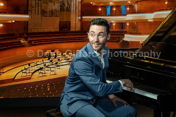 Pacific Symphony 2023-24 Pops Conductor, Enrico Lopez-Yañez