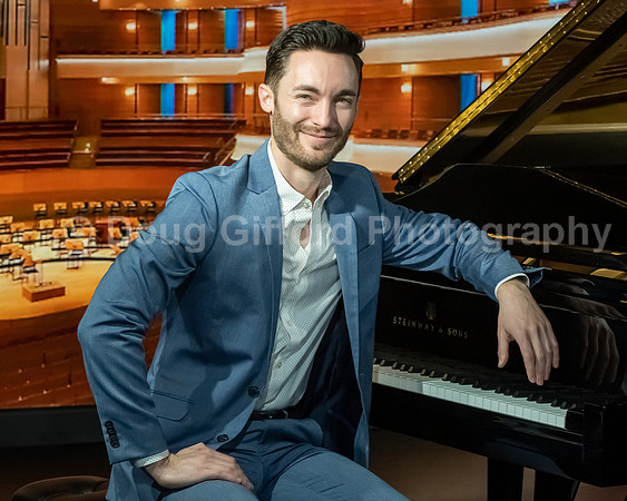 Pacific Symphony 2023-24 Pops Conductor, Enrico Lopez-Yañez