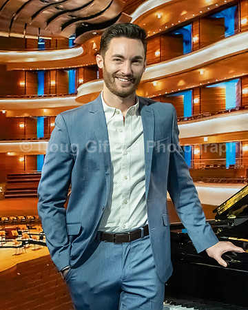 Pacific Symphony 2023-24 Pops Conductor, Enrico Lopez-Yañez