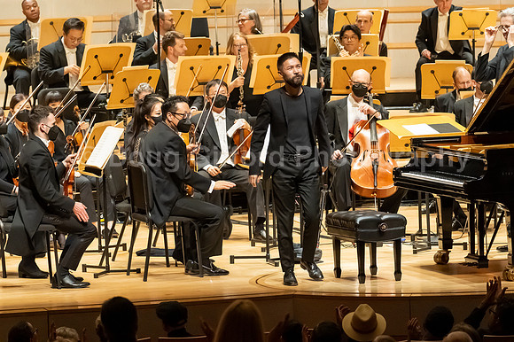 Pacific Symphony - Tao Plays Mozart