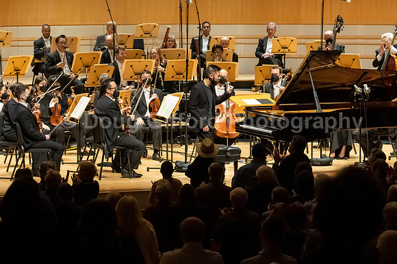 Pacific Symphony - Tao Plays Mozart