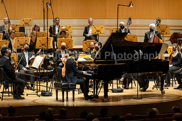 Pacific Symphony - Tao Plays Mozart