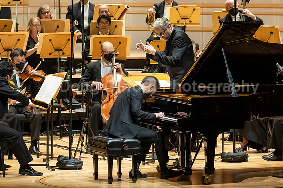 Pacific Symphony - Tao Plays Mozart